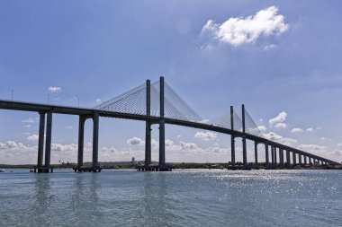 Manaus Iranduba Köprüsü 'nün gündüz çekimi (Brezilya' da Ponte Rio Negro olarak bilinir))  