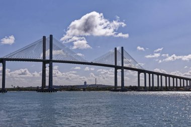 Manaus Iranduba Köprüsü 'nün gündüz çekimi (Brezilya' da Ponte Rio Negro olarak bilinir))  