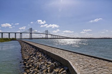 Manaus Iranduba Köprüsü 'nün gündüz çekimi (Brezilya' da Ponte Rio Negro olarak bilinir))  