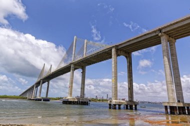 Manaus Iranduba Köprüsü 'nün gündüz çekimi (Brezilya' da Ponte Rio Negro olarak bilinir))  