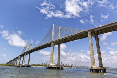 Manaus Iranduba Köprüsü 'nün gündüz çekimi (Brezilya' da Ponte Rio Negro olarak bilinir))  