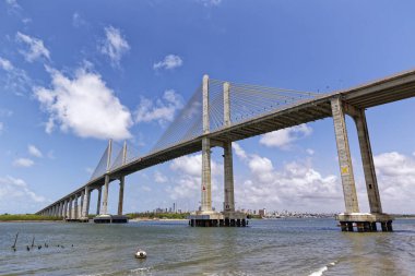 Manaus Iranduba Köprüsü 'nün gündüz çekimi (Brezilya' da Ponte Rio Negro olarak bilinir))  