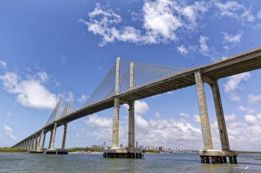 Manaus Iranduba Köprüsü 'nün gündüz çekimi (Brezilya' da Ponte Rio Negro olarak bilinir))  