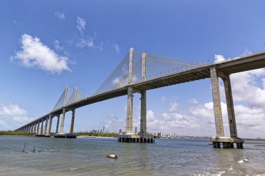 Manaus Iranduba Köprüsü 'nün gündüz çekimi (Brezilya' da Ponte Rio Negro olarak bilinir))  