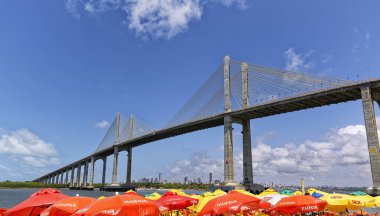 Manaus Iranduba Köprüsü yakınlarındaki (Brezilya 'da Ponte Rio Negro olarak adlandırılan) insanların gündüz çekimleri)  