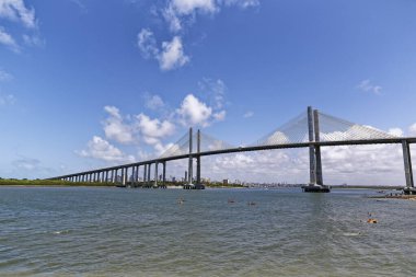 Manaus Iranduba Köprüsü 'nün gündüz çekimi (Brezilya' da Ponte Rio Negro olarak bilinir))  