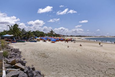 Kosta sahilinde dinlenen insanlar, Vila Velha, Espirito Santo Eyaleti - Brezilya. Gündüz çekimi