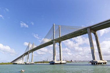 Manaus Iranduba Köprüsü 'nün gündüz çekimi (Brezilya' da Ponte Rio Negro olarak bilinir))  