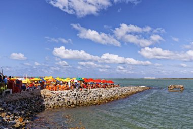 Kosta sahilinde dinlenen insanlar, Vila Velha, Espirito Santo Eyaleti - Brezilya. Gündüz çekimi