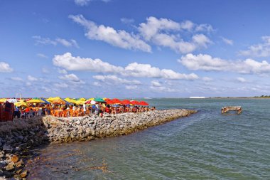 Kosta sahilinde dinlenen insanlar, Vila Velha, Espirito Santo Eyaleti - Brezilya. Gündüz çekimi