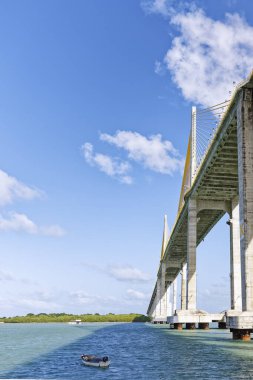 Manaus Iranduba Köprüsü 'nün gündüz çekimi (Brezilya' da Ponte Rio Negro olarak bilinir))  