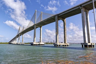 Manaus Iranduba Köprüsü 'nün gündüz çekimi (Brezilya' da Ponte Rio Negro olarak bilinir))  