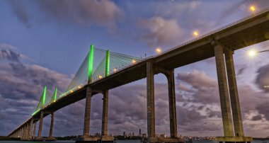 Gece Manaus Iranduba Köprüsü 'nde. Rio Negro üzerindeki 3595 metre uzunluğundaki köprü Manaus ve Iranduba şehirlerini birbirine bağlıyor. 24 Ekim 2011 'de açıldı. 