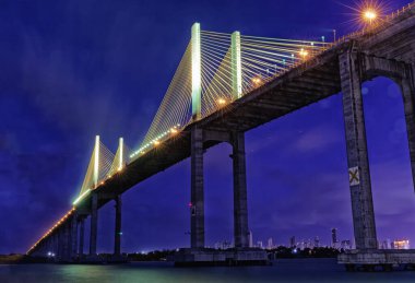 Gece Manaus Iranduba Köprüsü 'nde. Rio Negro üzerindeki 3595 metre uzunluğundaki köprü Manaus ve Iranduba şehirlerini birbirine bağlıyor. 24 Ekim 2011 'de açıldı. 