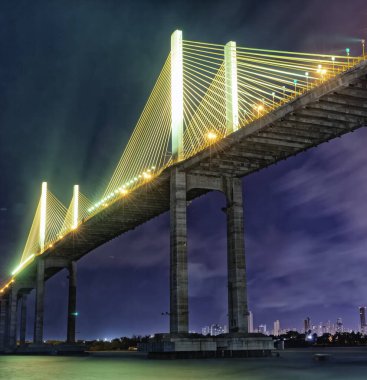 Gece Manaus Iranduba Köprüsü 'nde. Rio Negro üzerindeki 3595 metre uzunluğundaki köprü Manaus ve Iranduba şehirlerini birbirine bağlıyor. 24 Ekim 2011 'de açıldı. 