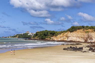 Kosta sahilinde dinlenen insanlar, Vila Velha, Espirito Santo Eyaleti - Brezilya. Gündüz çekimi