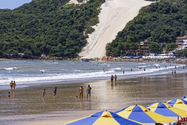 Kosta sahilinde dinlenen insanlar, Vila Velha, Espirito Santo Eyaleti - Brezilya. Gündüz çekimi