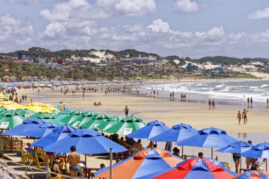 Kosta sahilinde dinlenen insanlar, Vila Velha, Espirito Santo Eyaleti - Brezilya. Gündüz çekimi