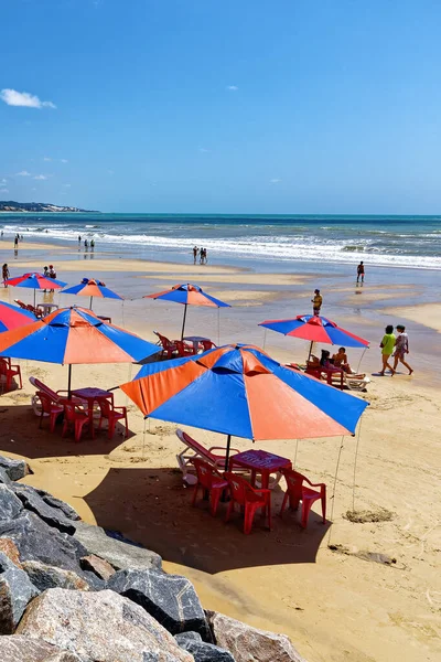 Kosta sahilinde dinlenen insanlar, Vila Velha, Espirito Santo Eyaleti - Brezilya. Gündüz çekimi