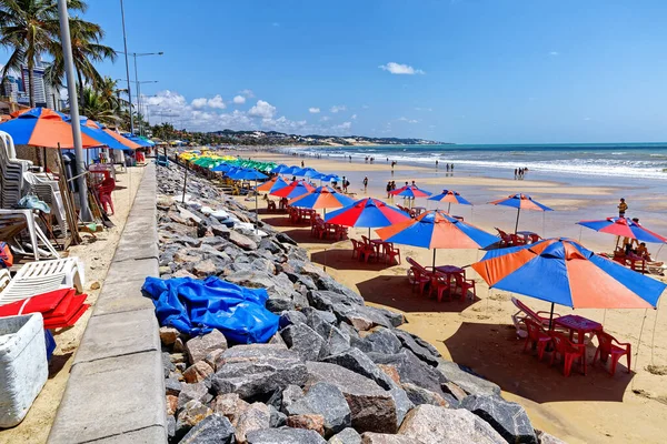 Kosta sahilinde dinlenen insanlar, Vila Velha, Espirito Santo Eyaleti - Brezilya. Gündüz çekimi