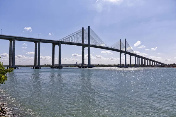 Manaus Iranduba Köprüsü 'nün gündüz çekimi (Brezilya' da Ponte Rio Negro olarak bilinir))  