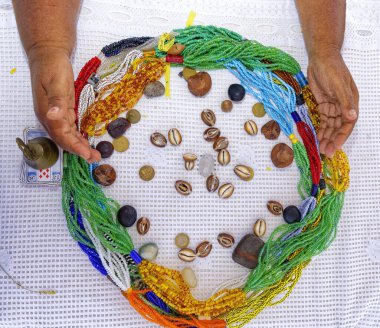 Porto Seguro, Bahia, Brezilya, 09 / 10 / 2019 - Buzios Oyunları Sanatı Kadın Uzmanı, Candomble Sanat.