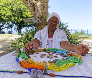 Porto Seguro, Bahia, Brezilya, 09 / 10 / 2019 - Buzios Oyunları Sanatı Kadın Uzmanı, Candomble Sanat.