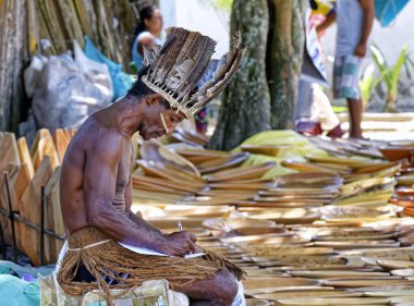 Porto Seguro Şehri, Bahia Eyaleti, Brezilya - 10 Ekim 2019 - Patax Indian Porto Seguro 'nun tarihi merkezinde yerli el sanatları satıyor.