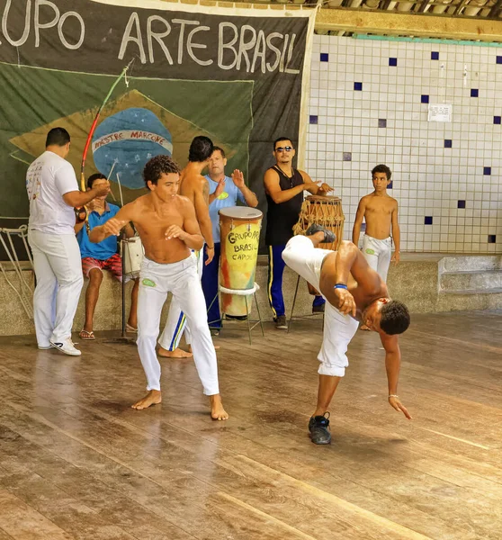 ブラジル バイーア州ポルト セグロ市 2019年5月9日 ブラジル人のグループがポルト セグロの歴史的中心部でカポエイラを練習 — ストック写真