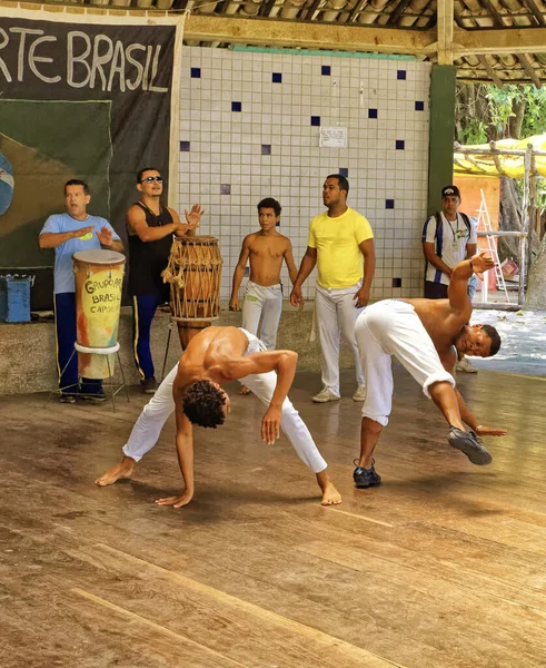 Porto Seguro Şehri, Bahia Eyaleti, Brezilya - 9 Mayıs 2019 - Porto Seguro 'nun tarihi merkezinde capoeira yapan Brezilyalı bir grup.