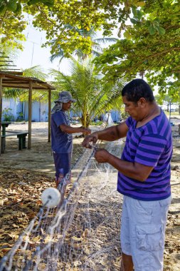 İki balıkçı Ponta do Corumbau Sahili - Bahia Eyaleti, Brezilya