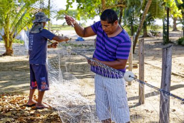İki balıkçı Ponta do Corumbau Sahili - Bahia Eyaleti, Brezilya