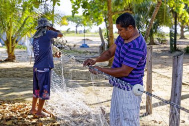 İki balıkçı Ponta do Corumbau Sahili - Bahia Eyaleti, Brezilya