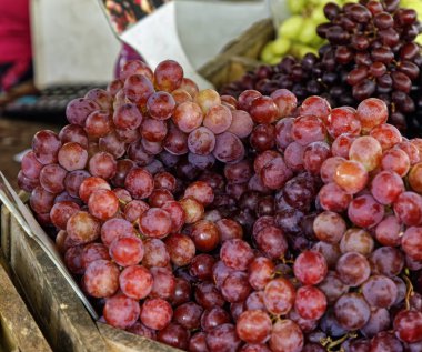 Çarşıda tezgahlarda gül üzümleri 