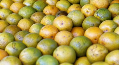 Çarşıda tezgahlarda bir sürü Mandarin var.