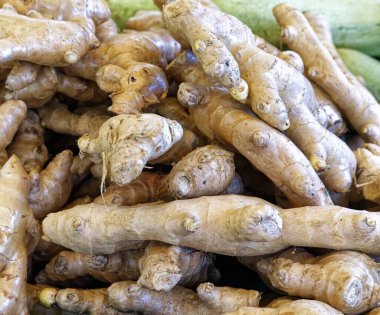 Çiftçi pazarında masada zencefil kökleri