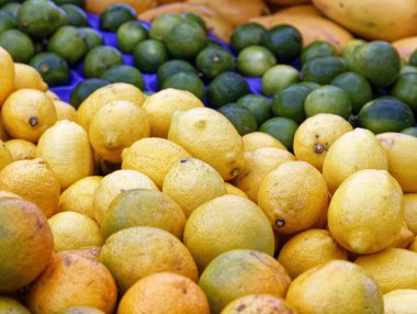 Çarşıdaki tezgahlarda olgun ve sulu limonlar 