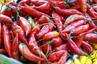 # Çiftçi pazarında masada kırmızı baharatlı biber #