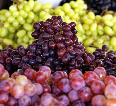 Çarşıdaki tezgahlarda beyaz ve gül üzümleri 