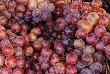 Çarşıda tezgahlarda gül üzümleri 