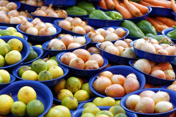 Spousta Cibule Citrónů Zralé Zeleniny Farmářském Trhu — Stock fotografie