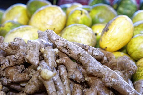Korzenie Imbiru Egzotyczne Owoce Bazarze — Zdjęcie stockowe