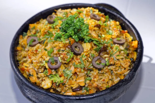 Traditional Classic Rice Pilaf Chicken Meat Vegetables Black Clay Dish — 스톡 사진