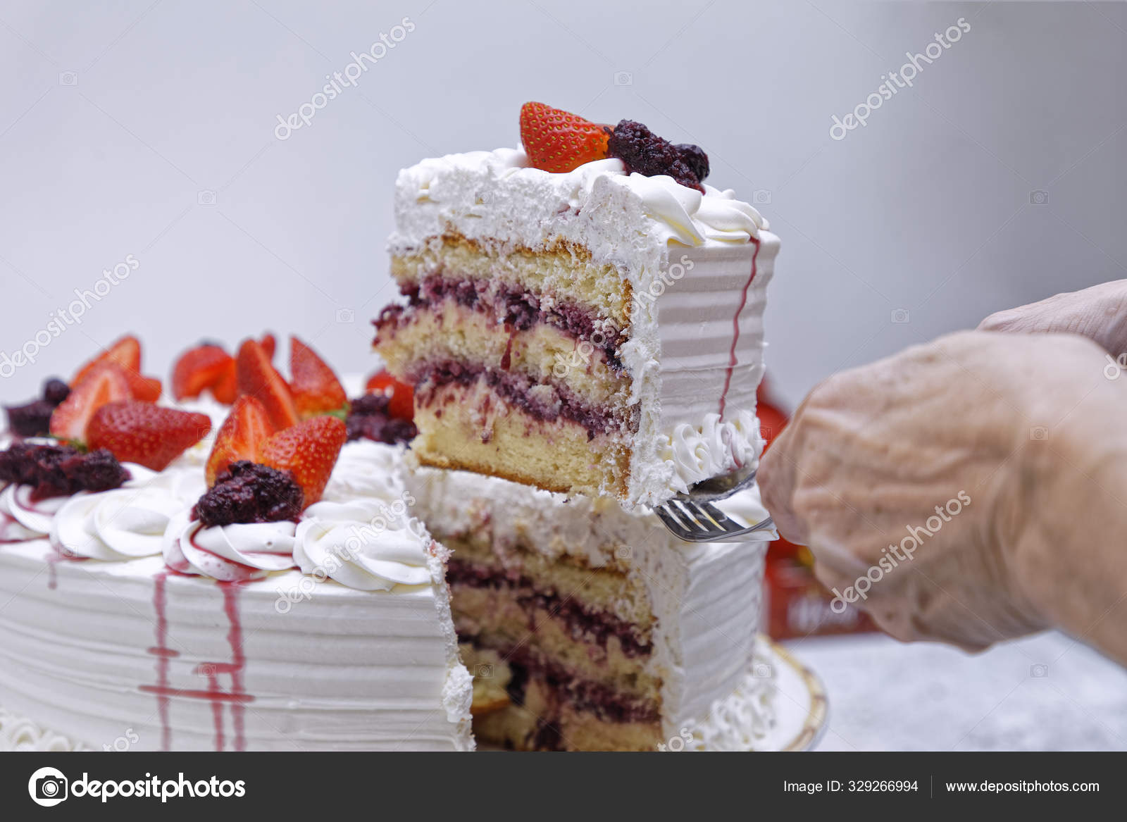 Personne Main Tenant Morceau Couche Gateau Creme Fouettee Fraise Image Libre De Droit Par Marcelo Moryan C Personne Main Tenant Morceau Couche Gateau Creme Fouettee Fraise Image Libre De Droit Par Marcelo Moryan C
