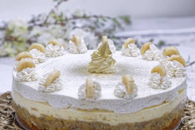 Muzla süslenmiş beyaz katmanlı kremalı pasta. 