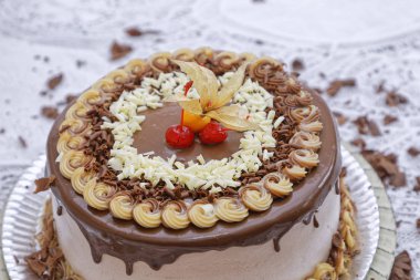 Kahveli, çikolatalı, kahveli, kremalı, kirazlı ve sütlü kek. 