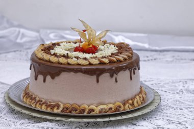Çikolata kaplı, çikolatalı, kirazlı ve fizsalili kahve katmanı kek. 