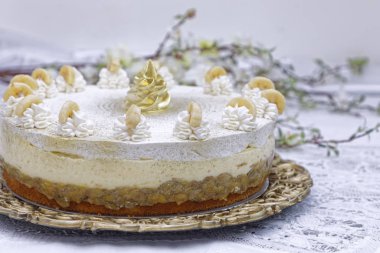 Muzla süslenmiş beyaz katmanlı kremalı pasta. 