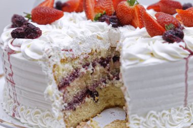 Krem şantili ve beyaz tabakta çilekli taze mascarpone keki.