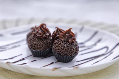 Çikolatalı trüf şekerleri beyaz tabaklarda